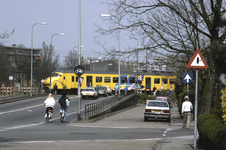 858042 Gezicht op de spoorwegovergang in de Mr. Tripkade te Utrecht.